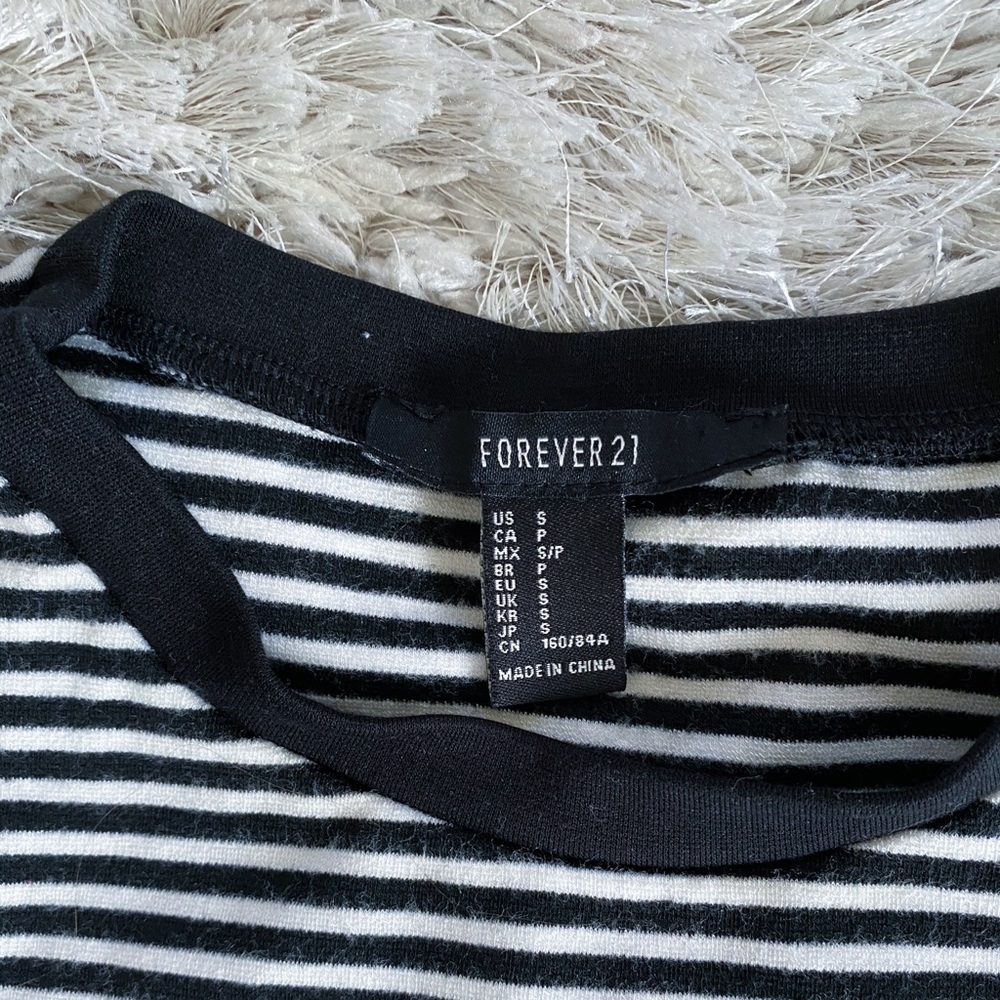 3/$12🌼Black and white crop top - Picture 4 of 4